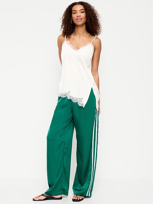 L'image numéro 1 présente Pantalon d’entraînement à taille haute en satin
