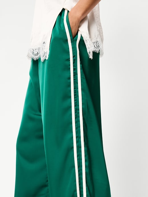 L'image numéro 5 présente Pantalon d’entraînement à taille haute en satin