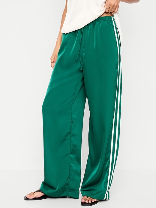 L'image numéro 2 présente Pantalon d’entraînement à taille haute en satin