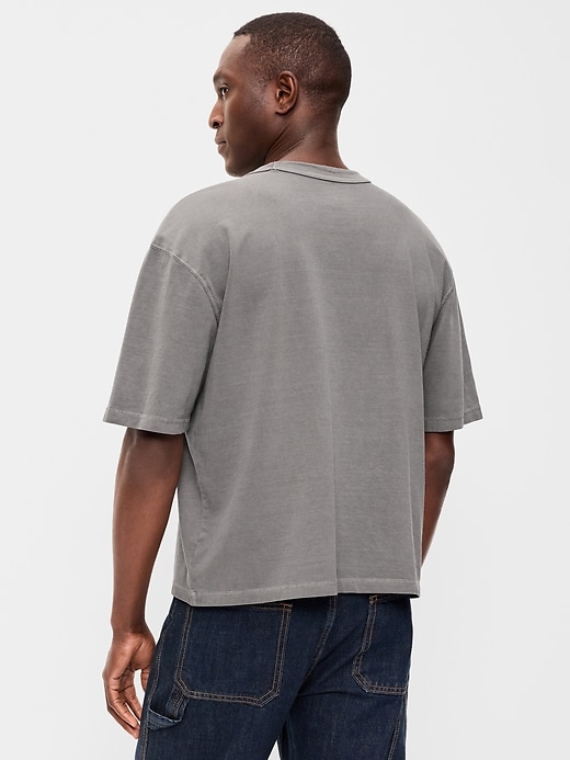L'image numéro 2 présente T-shirt court en tissu épais teint en plongée