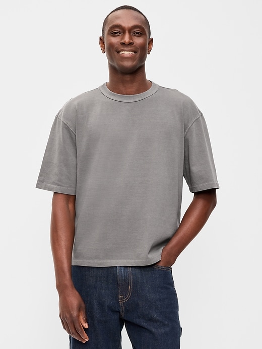 L'image numéro 1 présente T-shirt court en tissu épais teint en plongée
