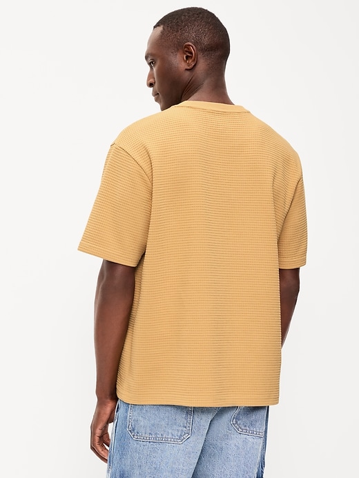 L'image numéro 2 présente T-shirt décontracté en tissu gaufré texturé à manches courtes