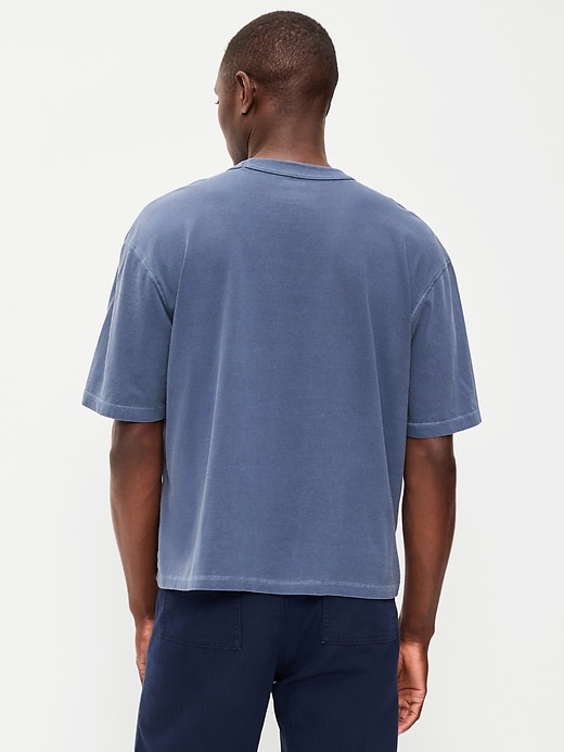 L'image numéro 2 présente T-shirt court en tissu épais teint en plongée