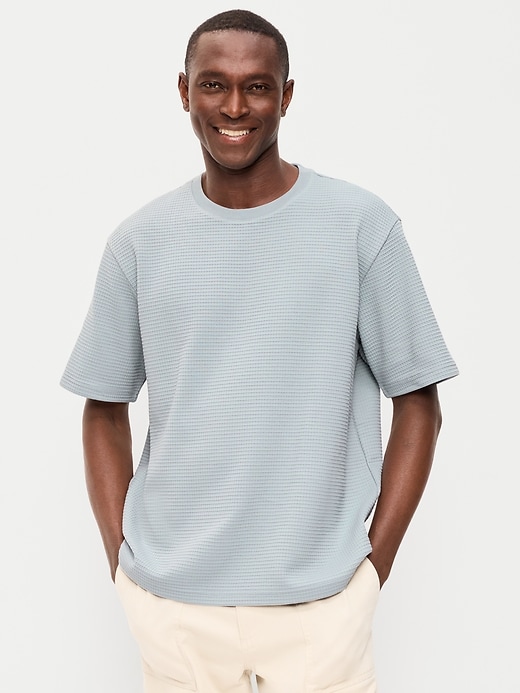 L'image numéro 1 présente T-shirt décontracté en tissu gaufré texturé à manches courtes