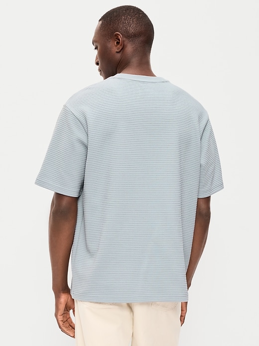 L'image numéro 2 présente T-shirt décontracté en tissu gaufré texturé à manches courtes