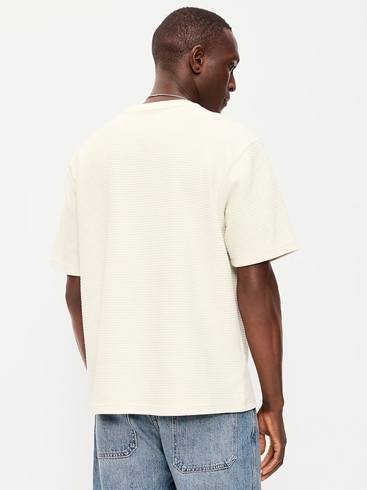L'image numéro 2 présente T-shirt décontracté en tissu gaufré texturé à manches courtes