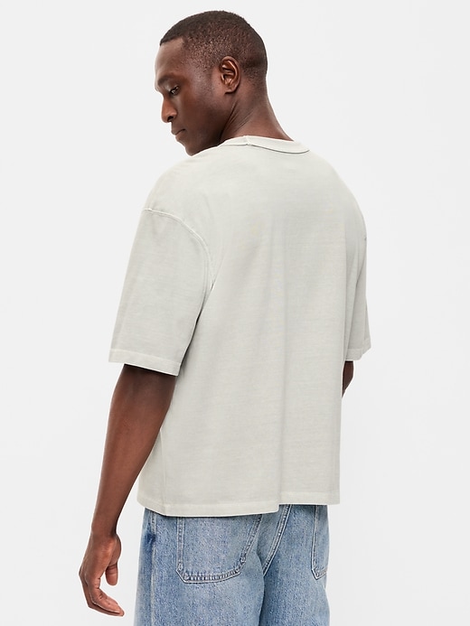 L'image numéro 2 présente T-shirt court en tissu épais teint en plongée
