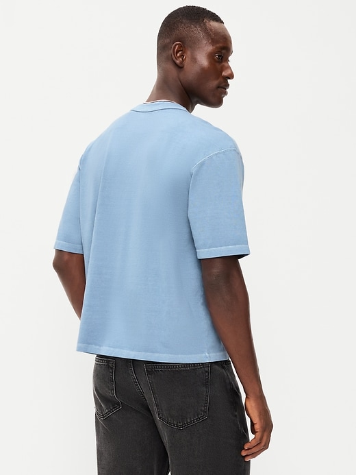L'image numéro 2 présente T-shirt court en tissu épais teint en plongée