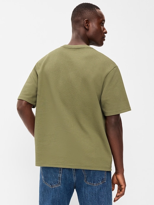 L'image numéro 2 présente T-shirt décontracté en tissu gaufré texturé à manches courtes