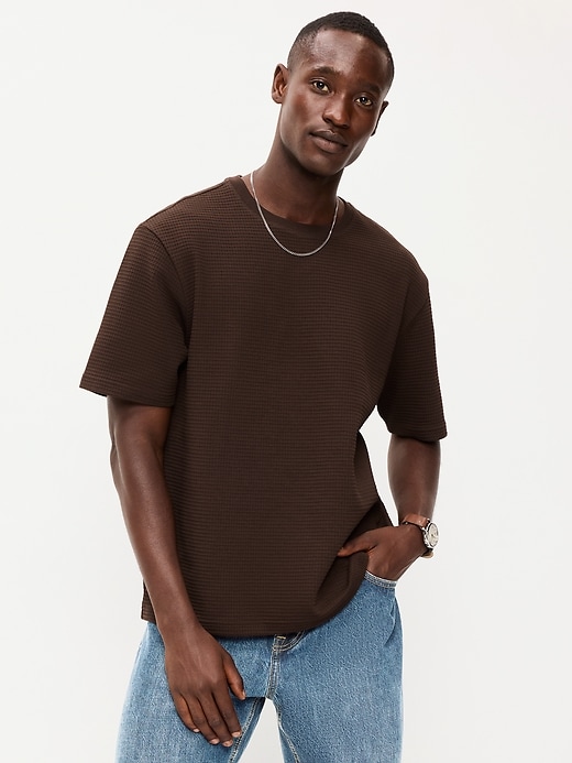 L'image numéro 1 présente T-shirt décontracté en tissu gaufré texturé à manches courtes