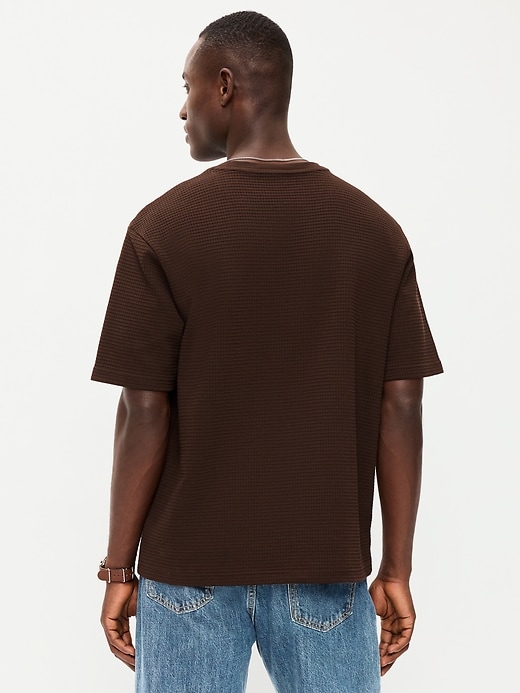 L'image numéro 2 présente T-shirt décontracté en tissu gaufré texturé à manches courtes