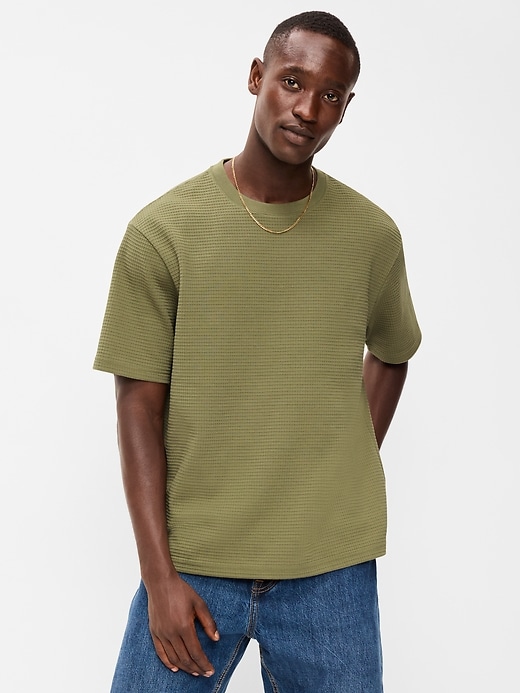L'image numéro 1 présente T-shirt décontracté en tissu gaufré texturé à manches courtes