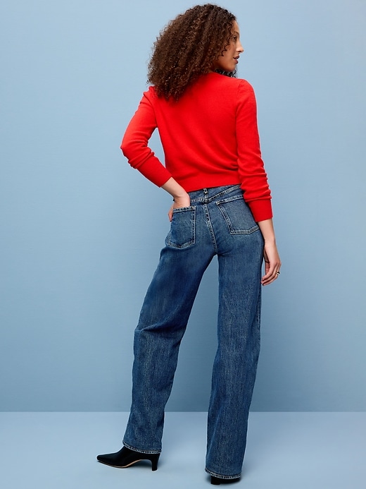 L'image numéro 3 présente Jean à jambe large et à taille très haute