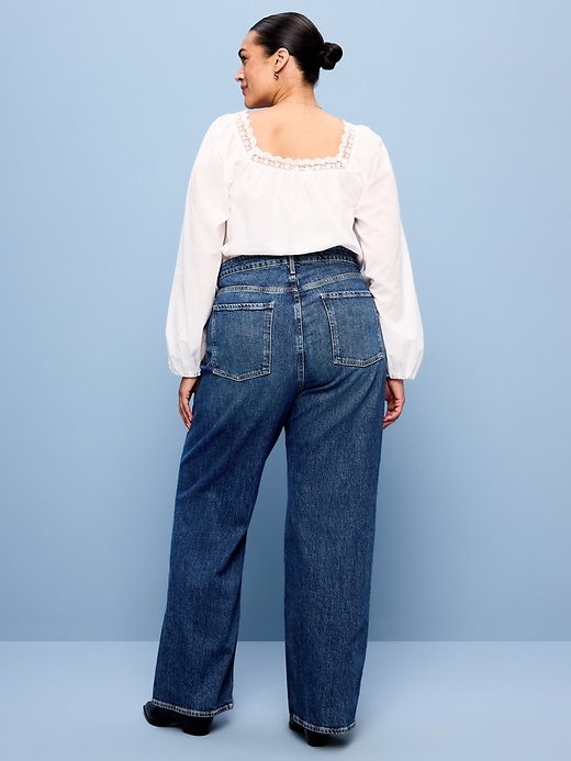 L'image numéro 8 présente Jean à jambe large et à taille très haute