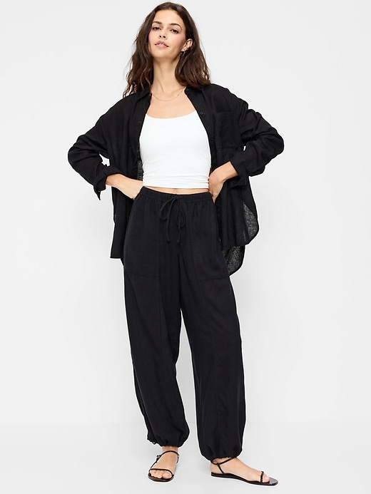 L'image numéro 1 présente Pantalon à taille mi-basse et cheville cintrée en mélange de lin