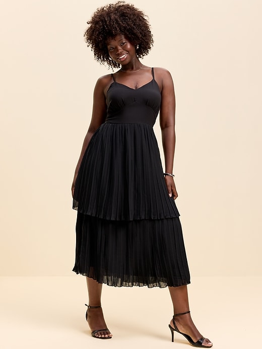 L'image numéro 6 présente Robe mi-longue ajustée et évasée à plis Moments signés Old Navy