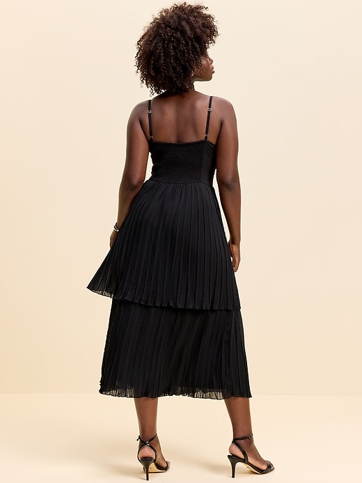 L'image numéro 7 présente Robe mi-longue ajustée et évasée à plis Moments signés Old Navy