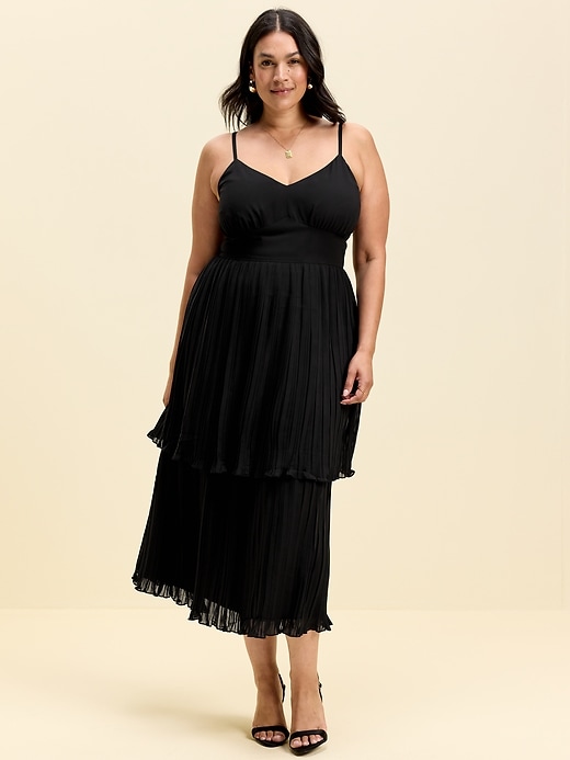 L'image numéro 8 présente Robe mi-longue ajustée et évasée à plis Moments signés Old Navy