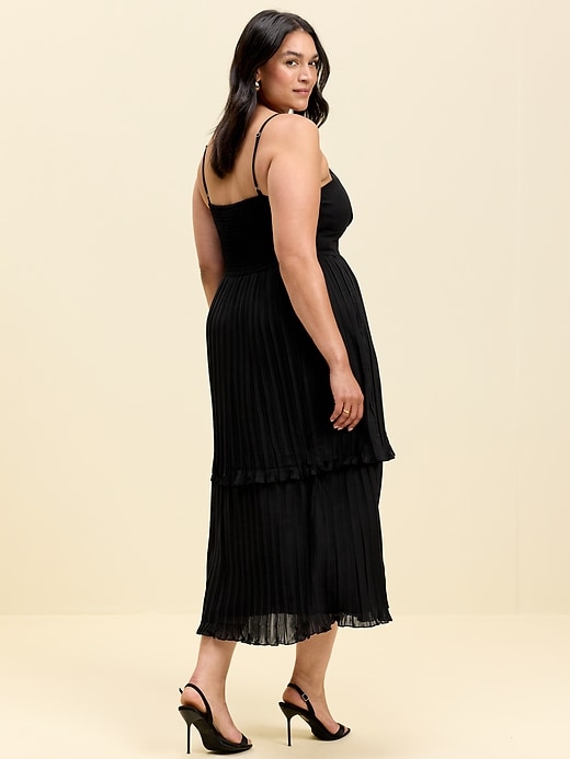 L'image numéro 9 présente Robe mi-longue ajustée et évasée à plis Moments signés Old Navy