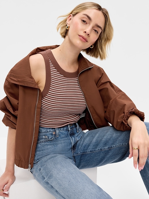L'image numéro 3 présente Camisole moulante à bords contrastants