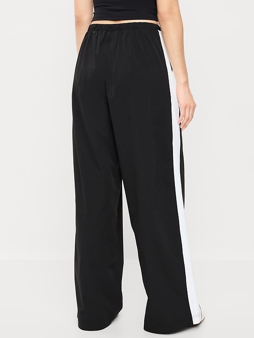 L'image numéro 2 présente Pantalon sport tissé léger à taille haute Tech Trek