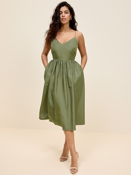 L'image numéro 6 présente Robe mi-longue ajustée et évasée sans manches en taffetas Moments signés Old Navy