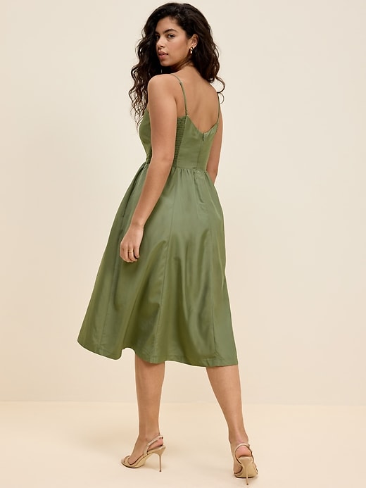 L'image numéro 7 présente Robe mi-longue ajustée et évasée sans manches en taffetas Moments signés Old Navy