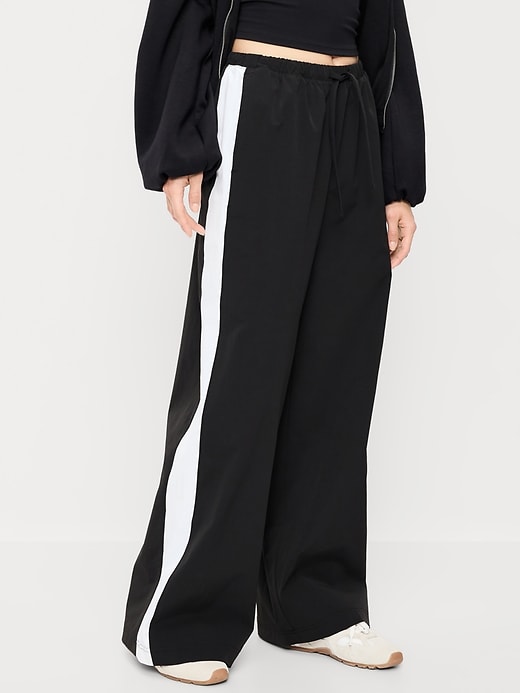 L'image numéro 1 présente Pantalon sport tissé léger à taille haute Tech Trek