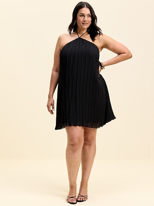 L'image numéro 9 présente Robe courte trapèze bain de soleil à plis Moments signés Old Navy