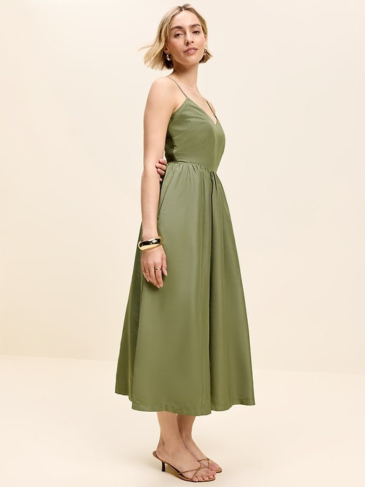 L'image numéro 3 présente Robe mi-longue ajustée et évasée sans manches en taffetas Moments signés Old Navy