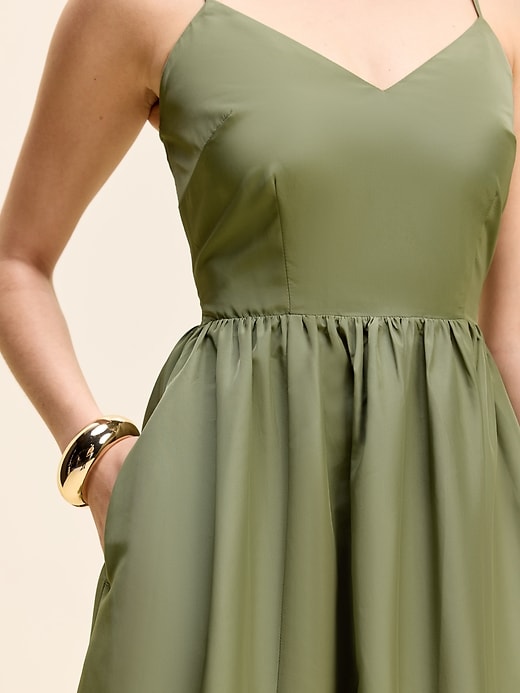 L'image numéro 5 présente Robe mi-longue ajustée et évasée sans manches en taffetas Moments signés Old Navy