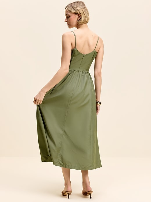 L'image numéro 2 présente Robe mi-longue ajustée et évasée sans manches en taffetas Moments signés Old Navy