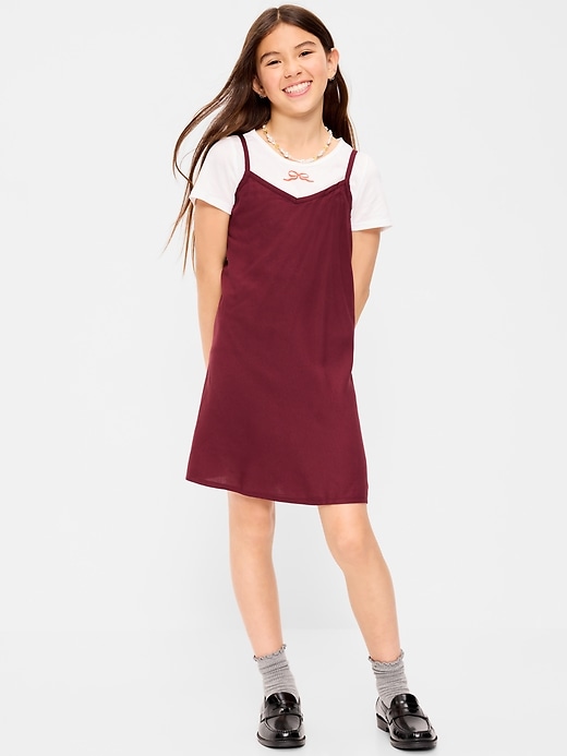 L'image numéro 1 présente Ensemble t-shirt à manches courtes à imprimé et robe pour fille