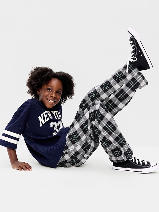 L'image numéro 3 présente Pantalon à taille extensible en flanelle à carreaux pour garçon