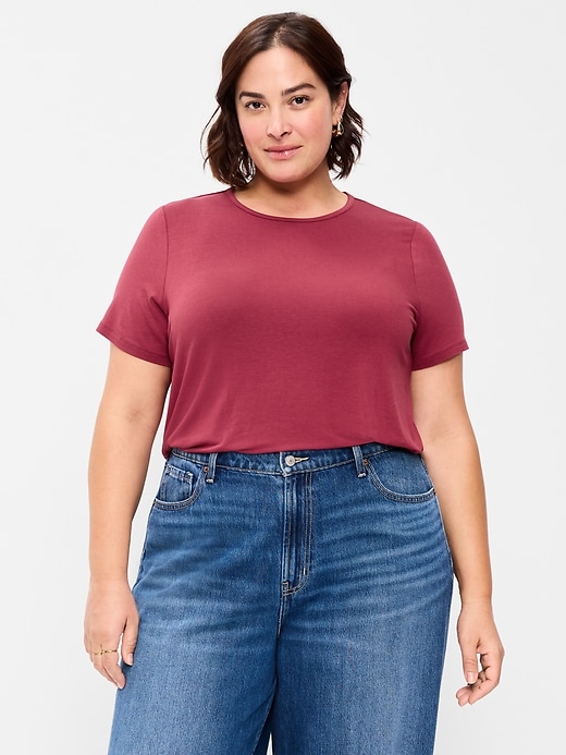 L'image numéro 7 présente T-shirt luxueux ras du cou pour Femme