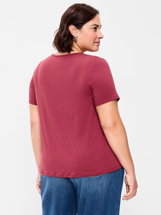 L'image numéro 8 présente T-shirt luxueux ras du cou pour Femme