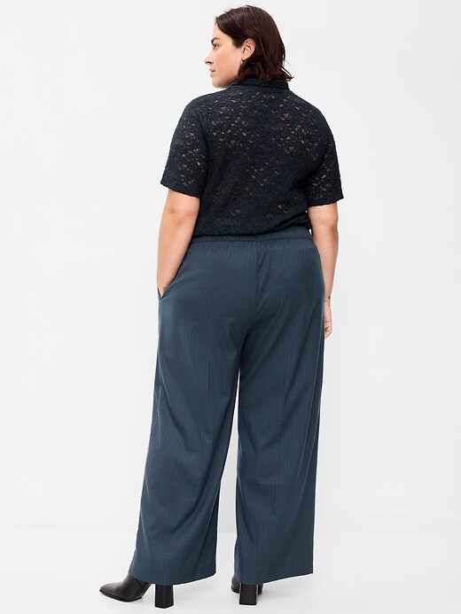 L'image numéro 9 présente Pantalon tailleur coupe généreuse à jambe large et taille haute