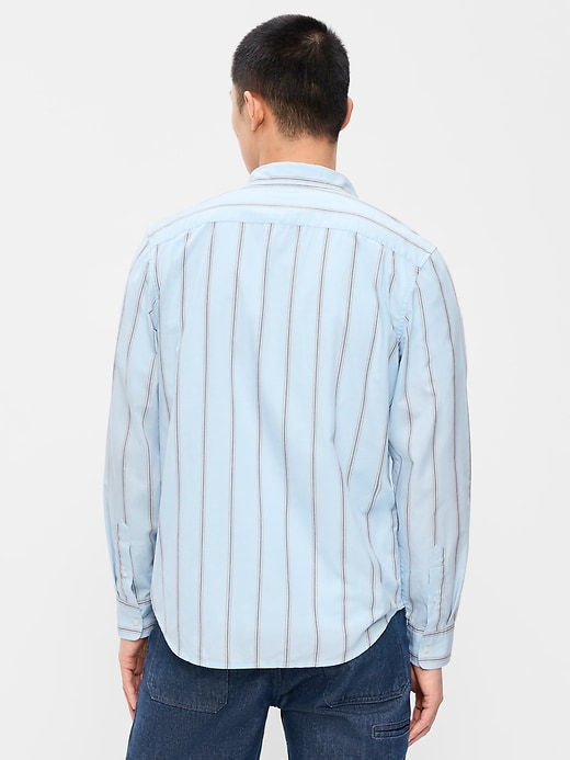 L'image numéro 2 présente Chemise passe-partout coupe classique en popeline à rayures