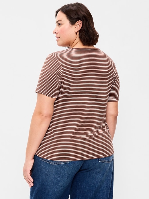L'image numéro 8 présente T-shirt ras du cou luxueux
