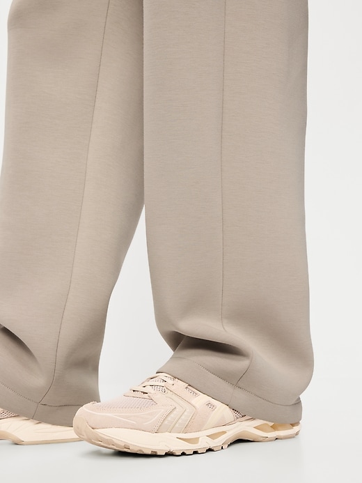 L'image numéro 5 présente Pantalon en coton ouaté coupe généreuse en molleton raffiné