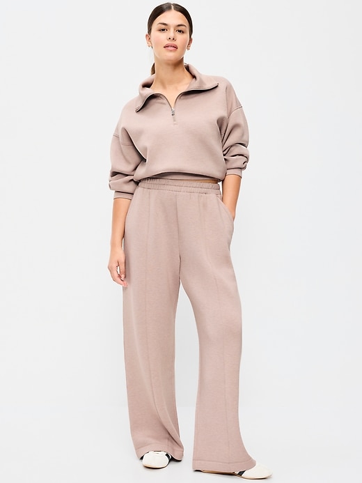 L'image numéro 5 présente Pantalon jambe large à taille haute en molleton qui reprend sa forme