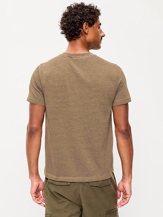 L'image numéro 2 présente T-shirt ras du cou à rayures