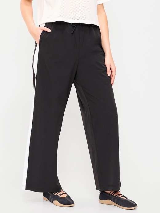 L'image numéro 4 présente Pantalon sport tissé léger à taille haute Tech Trek