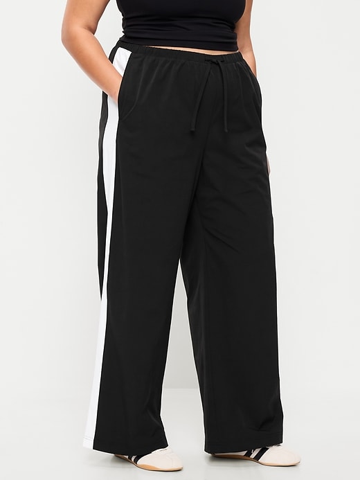 L'image numéro 6 présente Pantalon sport tissé léger à taille haute Tech Trek