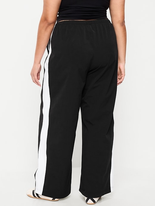 L'image numéro 7 présente Pantalon sport tissé léger à taille haute Tech Trek