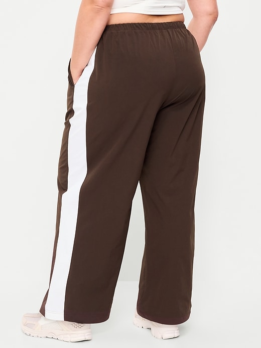 L'image numéro 7 présente Pantalon sport tissé léger à taille haute Tech Trek