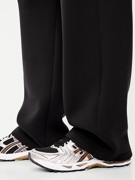 L'image numéro 5 présente Pantalon en coton ouaté coupe généreuse en molleton raffiné