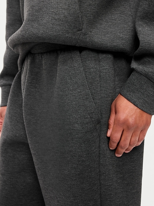 L'image numéro 4 présente Pantalon en coton ouaté coupe généreuse en molleton raffiné