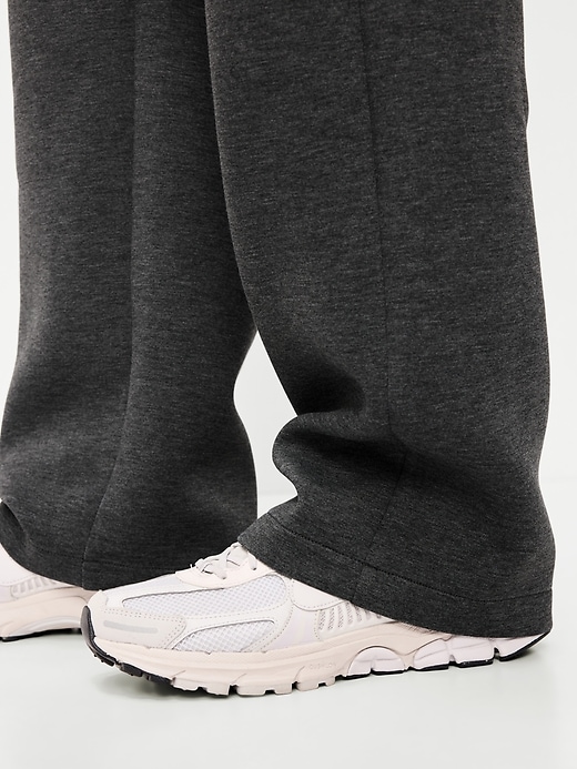 L'image numéro 5 présente Pantalon en coton ouaté coupe généreuse en molleton raffiné