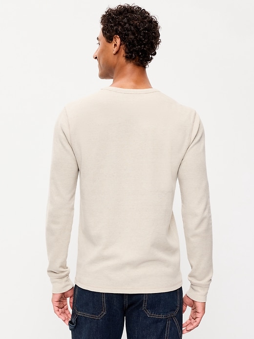 L'image numéro 2 présente T-shirt ras du cou en tissu gaufré